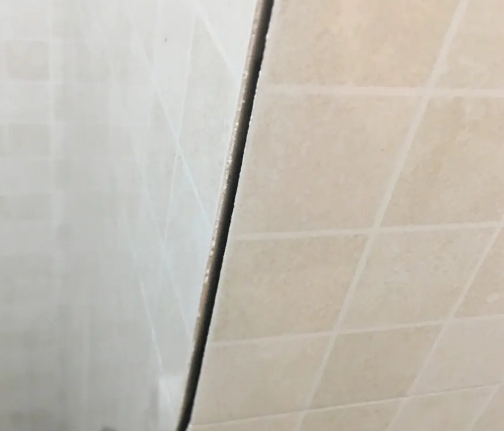 花山瓷砖空鼓维修公司分享阳台瓷砖脱落的修复过程可以分为以下几个步骤