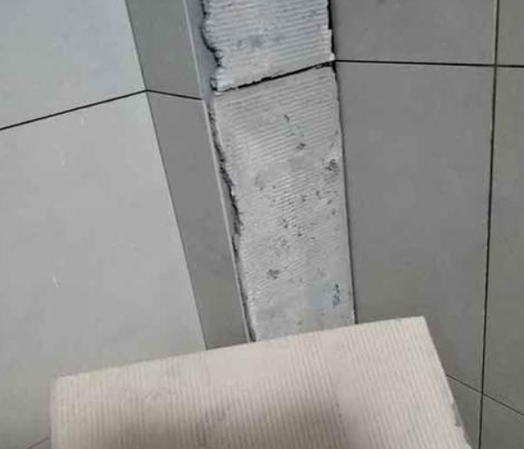 花山瓷砖空鼓维修公司分享下厨房瓷砖脱落的补救措施。